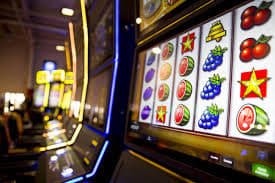 Tampilan permainan Bandar Poker dengan dealer langsung dan kartu-kartu yang terbuka di layar mobile dmod